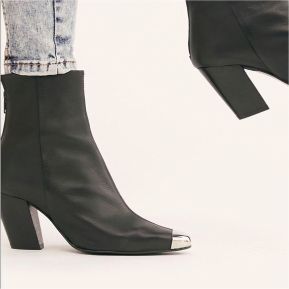 FREE PEOPLE x Ferylrobin  Sz 39 Ride or Fly Short Boots Modern Western in Black - Picture 1 of 13